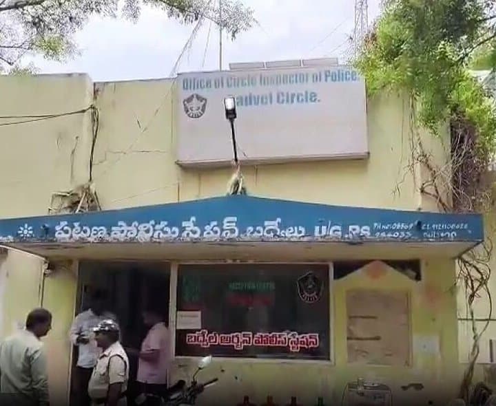 కడపలో పోలీసులపై వేటు.. కారణమేంటి?