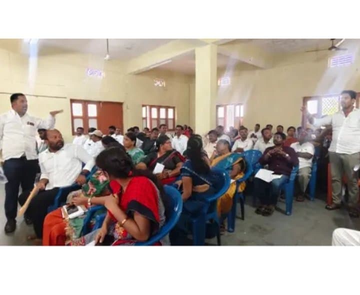 సమావేశంలో సర్పంచుల మధ్య వాగ్వాదం