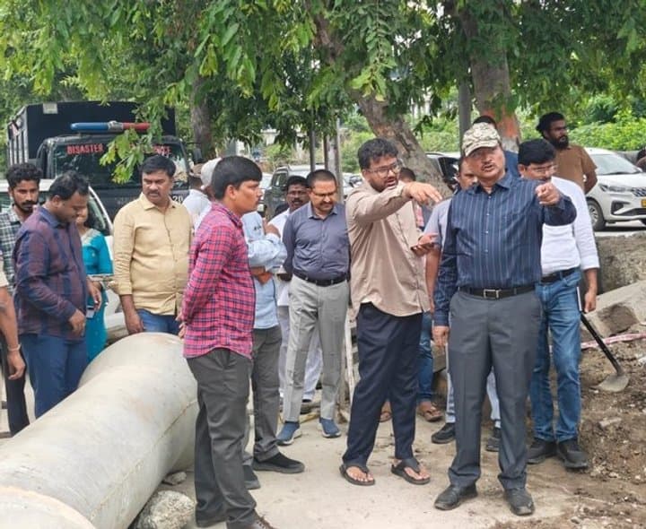 ముంపు ప్రాంతాలను పరిశీలించిన హైడ్రా కమిషనర్