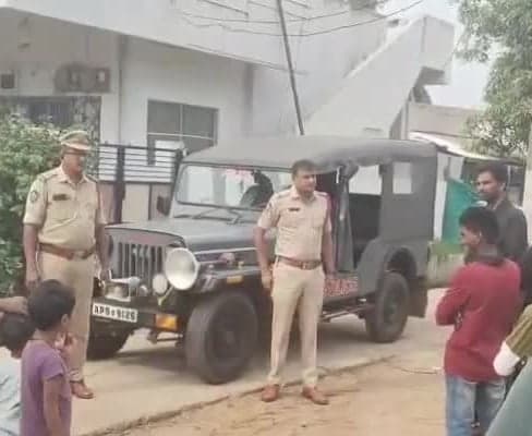 గోగుంటలో తుఫాన్ హెచ్చరికలు - Udayam