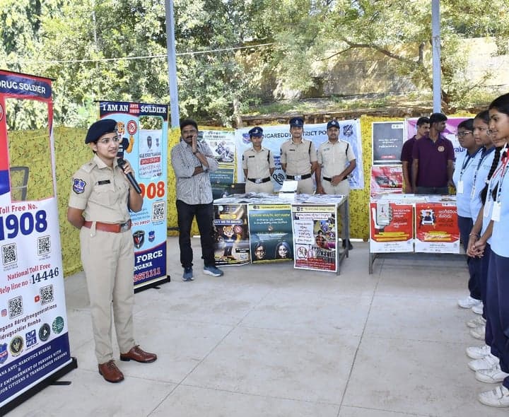 పోలీస్ ఫ్లాగ్ డే వారోత్సవాల్లో రక్తదాన శిబిరం - gallery image 2