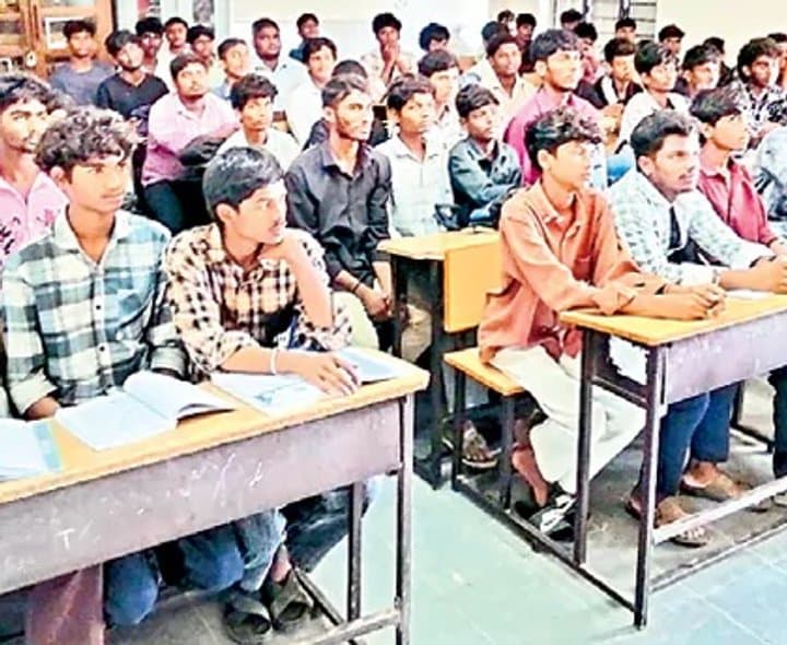 జూనియర్‌ కాలేజీల్లో కంప్యూటర్‌ బోధనకు నిధలు మంజూరు