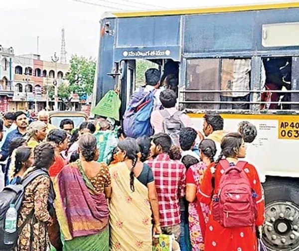 బస్సుల కొరతతో ప్రయాణికుల ఇక్కట్లు