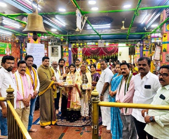 మావుళ్లమ్మకు వెండి వస్తువుల విరాళం