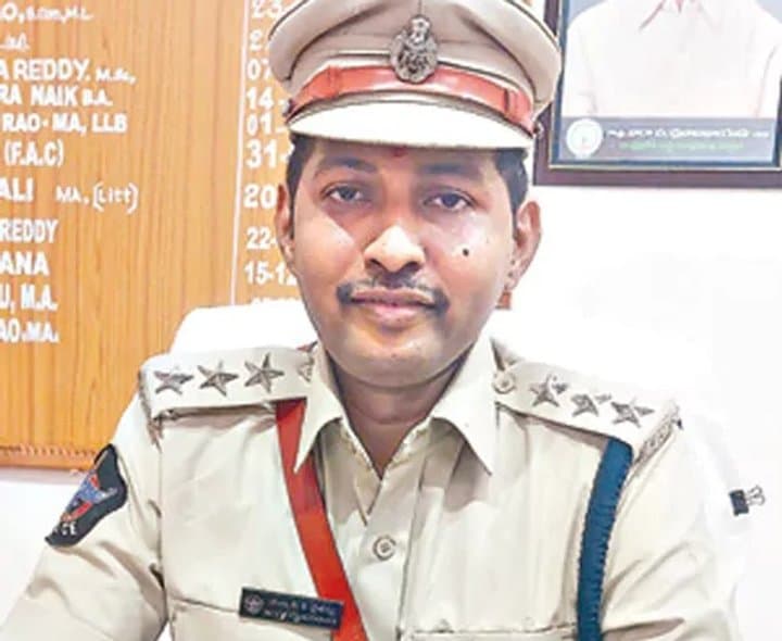 అమ్మానాన్నల ప్రేరణతో డీఎస్పీగా చైతన్య