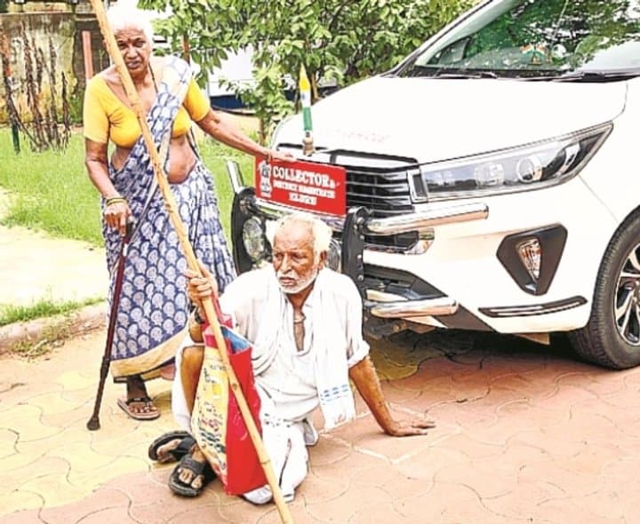 వృద్ధ దంపతుల ఫిర్యాదుపై స్పందించిన కలెక్టర్‌