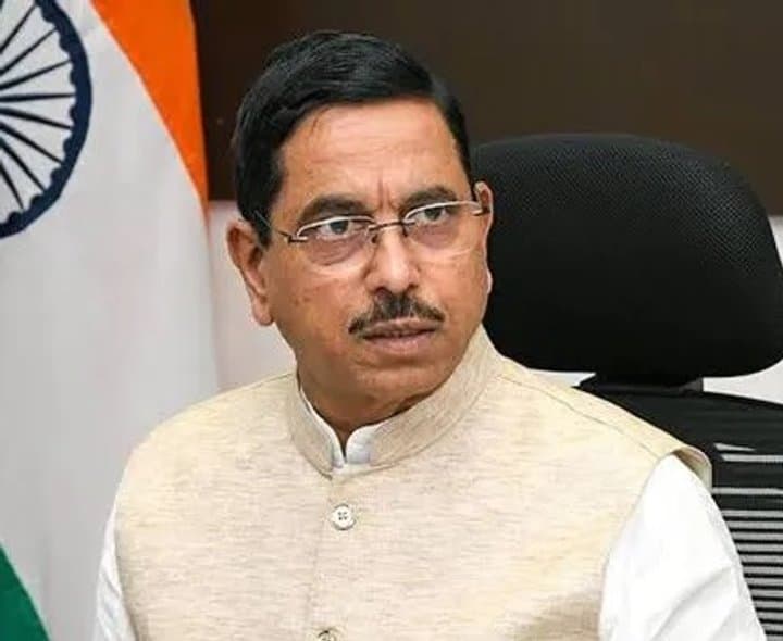ప్రియాంకా గాంధీ క్షమాపణ చెప్పాలి: కేంద్ర మంత్రి ప్రహ్లాద్ జోషి  