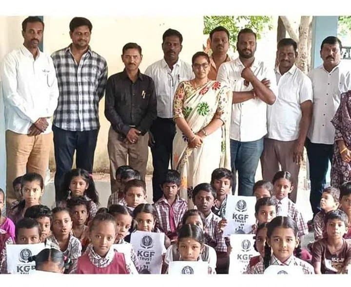 విద్యార్థులకు ఉచిత రైటింగ్ బోర్డుల పంపిణీ