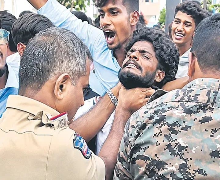 విద్యార్థుల గొంతు పట్టిన పోలీసులు