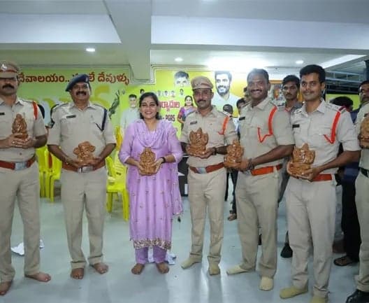 మట్టి వినాయకుల పంపిణీ