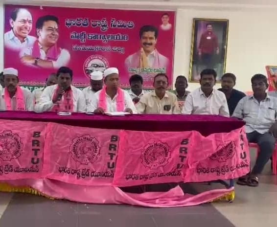 చిరు వ్యాపారుల దుకాణాల కూల్చివేతలు ఆపాలి - Udayam