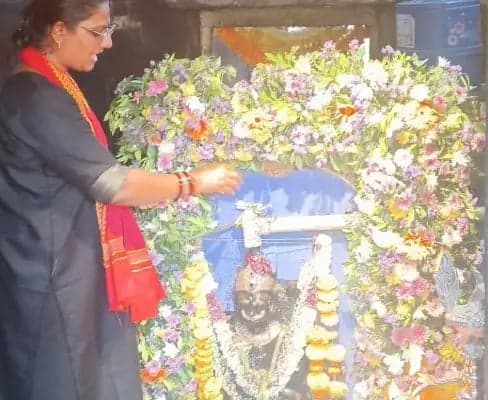 పవిత్ర శని, పితృ అమావాస్య వేళ శనీశ్వర ఆలయాల్లో భక్తుల ప్రత్యేక పూజలు