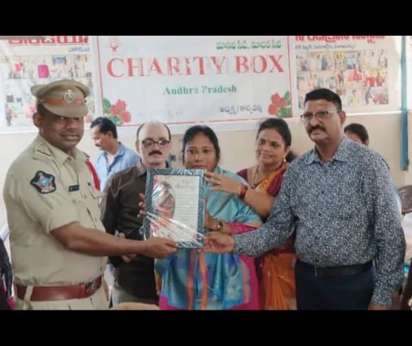 మానవత్వంతో సేవా కార్యక్రమాలు చేపట్టాలి: సీఐ ప్రసాద్