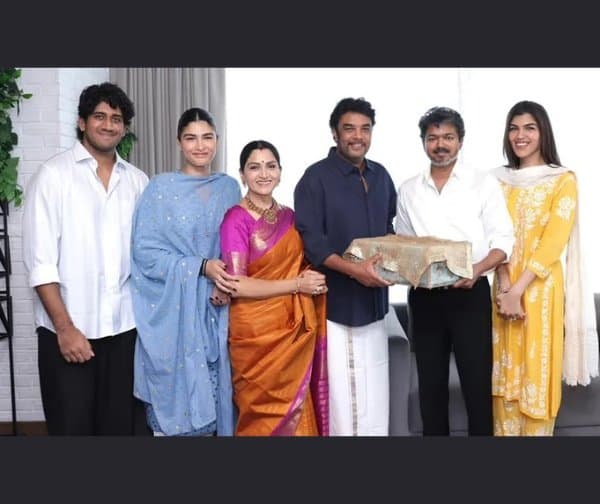సీఎం విజయ్‌ని కలిసిన ఖుష్బూ: కుమార్తె పెళ్లికి ఆహ్వానం