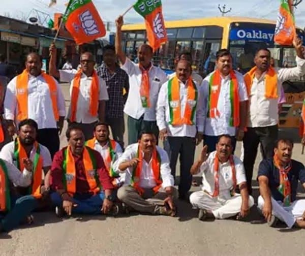 మెట్‌పల్లిలో సమీకృత మార్కెట్ కోసం బీజేపీ ధర్నా - Udayam Digital