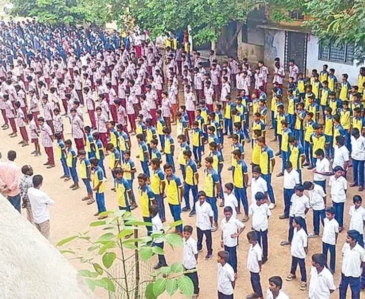 పాఠశాలల్లో టీచర్ల కొరత