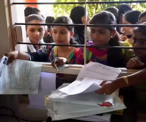 సర్టిఫికెట్లు ఆపితే కాలేజీల గుర్తింపు రద్దు
