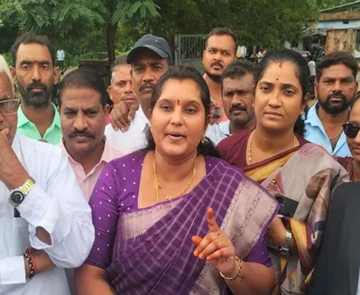 హామీలపై ప్రశ్నిస్తూనే ఉంటాం: పావని గౌడ్