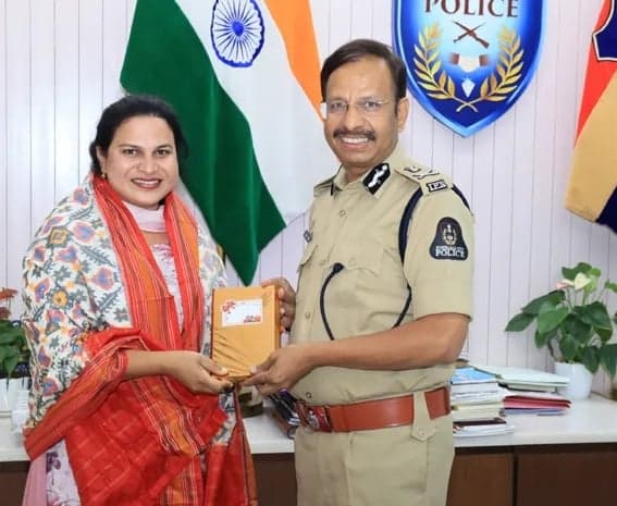 వైద్యురాలు రూత్‌ను సత్కరించిన సజ్జనార్