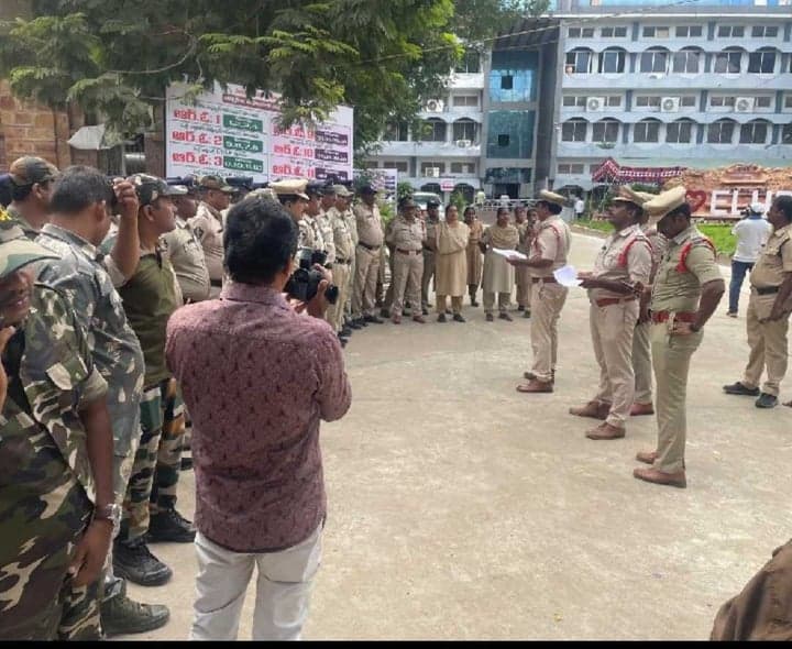 ఏలూరులో నామినేషన్లకు పటిష్ట బందోబస్తు - Udayam