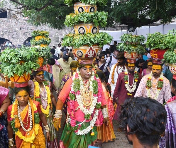 గోల్కొండ కోటలో ప్రారంభమైన బోనాల జాతర