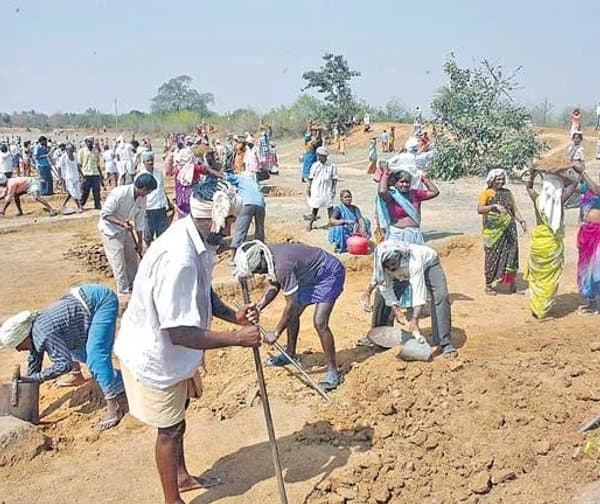 కూలీలకు పండగే: పెరిగిన కొత్త ఉపాధి వేతనాలు
