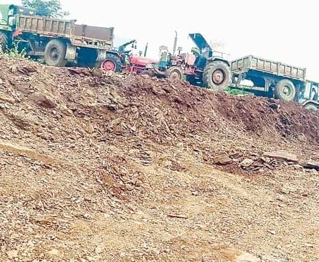 అసైన్డ్‌ భూమిలో అక్రమ మట్టి తవ్వకాలు - Udayam