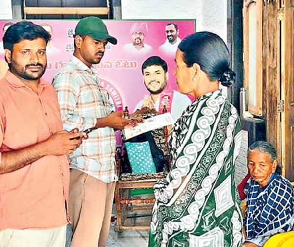 మృతి చెందిన వారి ఖాతాల్లోకి పింఛన్లు
