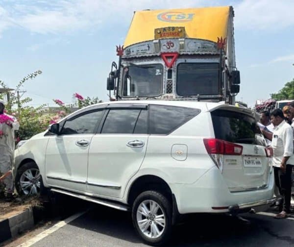 నిజామాబాద్ మాజీ ఎమ్మెల్యే కారుకు ప్రమాదం