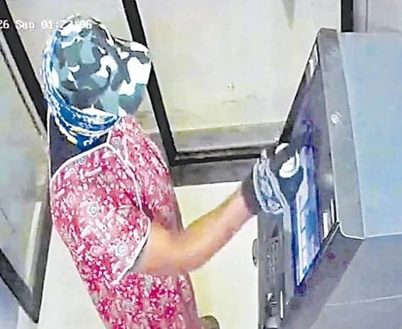నైటీలు వేసుకుని ఏటీఎం దోపిడీ - Udayam