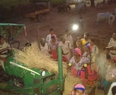 అటవీ అధికారులను అడ్డుకున్న గిరిజనులు