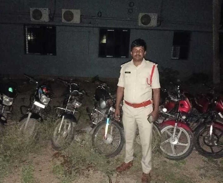 కోడిపందేల అడ్డాపై దాడి.. 22 బైకులు స్వాధీనం