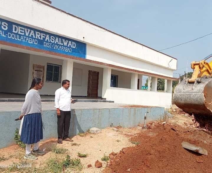 పాఠశాలలో బోర్‌ రీఛార్జ్‌ గుంతల తవ్వకం - Udayam