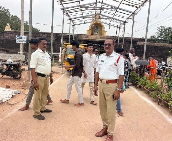 సామర్లకోట ట్రాఫిక్‌ SI పై ఇద్దరి దాడి
