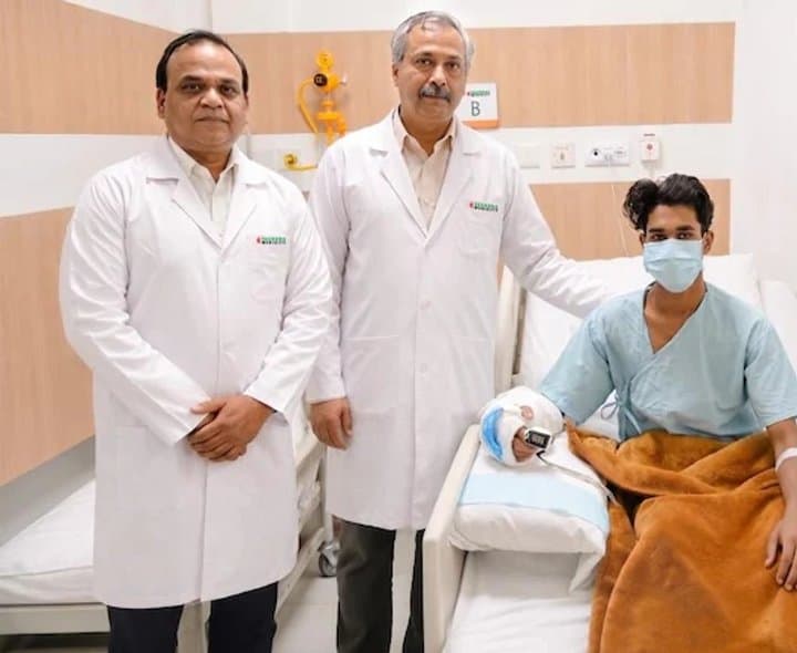 యువకుడి తెగిన చేతిని అతికించిన వైద్యులు