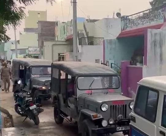 ఎమ్మిగనూరులో తనిఖీలు.. 28 బైక్‌లు స్వాధీనం - Udayam