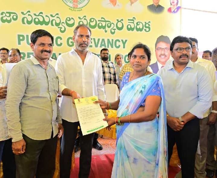మేదరమెట్లలో 119 మందికి cmrf చెక్కుల పంపిణీ - Udayam