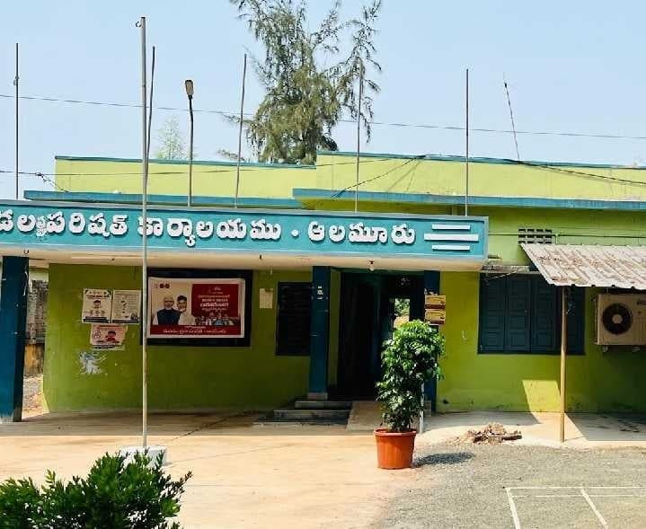 ఆలమూరులో 25 నామినేషన్ల ఉపసంహరణ - Udayam