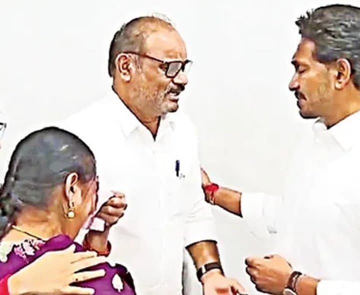 ప్రియాంక కుటుంబానికి జగన్‌ హామీ