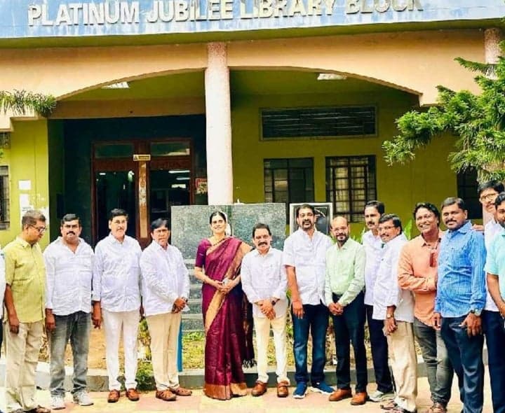 ఆర్ట్స్ కళాశాలలో ఓటరు నమోదుపై అవగాహన - Udayam