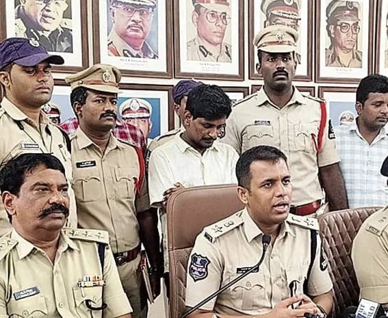అమ్మాయిలా చాటింగ్.. బ్లాక్‌మెయిల్