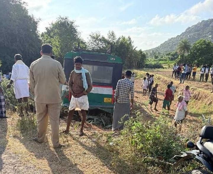 పొలాల్లోకి దూసుకెళ్లిన ఆర్టీసీ బస్సు