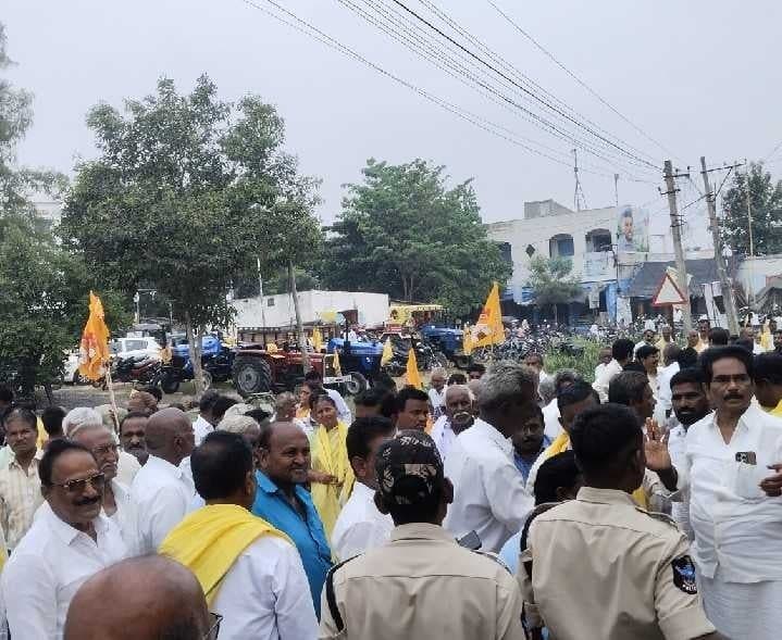 ఎడ్లపాడులో రెండో రోజు నామినేషన్ల సందడి - Udayam