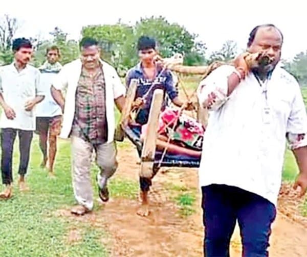 రోడ్డు లేక డోలీ కట్టి.. రెండు కిలోమీటర్లు మోసుకొచ్చి