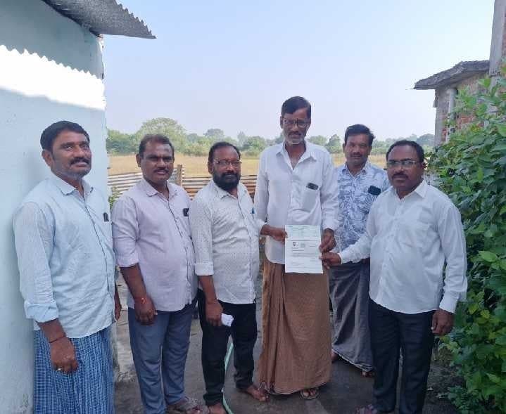 సునీల్‌కు రూ.24 వేల సీఎంఆర్‌ఎఫ్‌ చెక్కు - Udayam