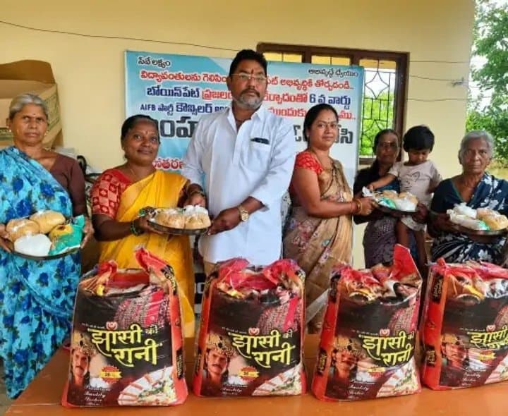 వేతనంతో పేద కుటుంబాలకు కౌన్సిలర్‌ సాయం