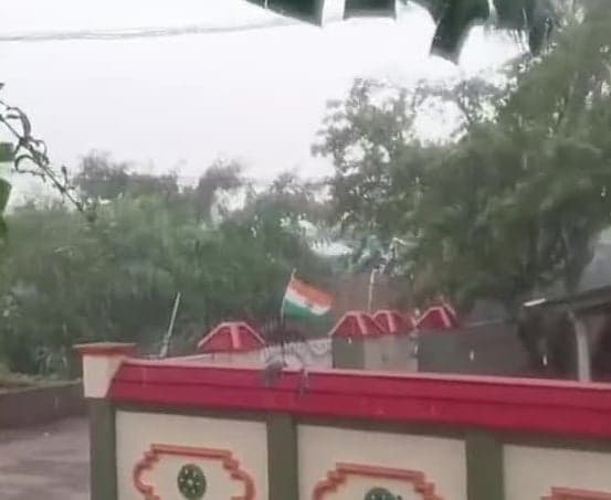 గూడవల్లిలో ఈదురుగాలులతో వర్షం - Udayam