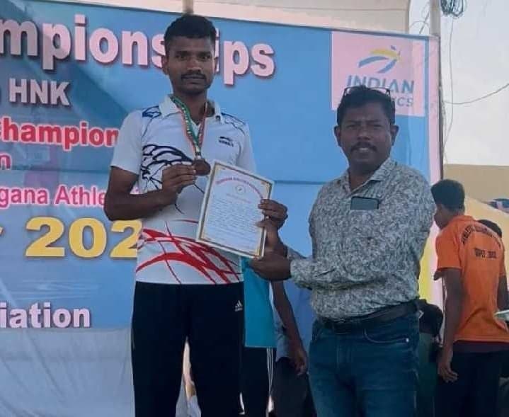 కొత్తగూడెం జవాన్‌కు రాష్ట్ర స్థాయి అథ్లెటిక్స్‌లో పతకం - Udayam