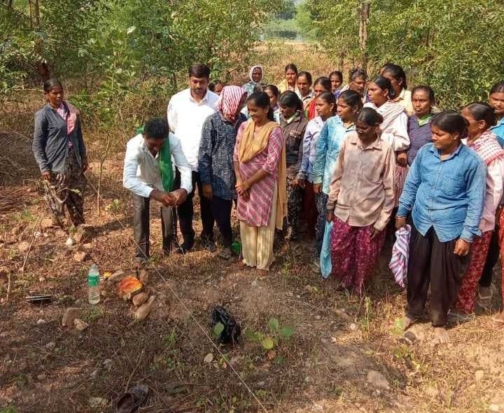 మద్దులపల్లిలో ఫామ్ పాండ్ పనులు ప్రారంభం - Udayam