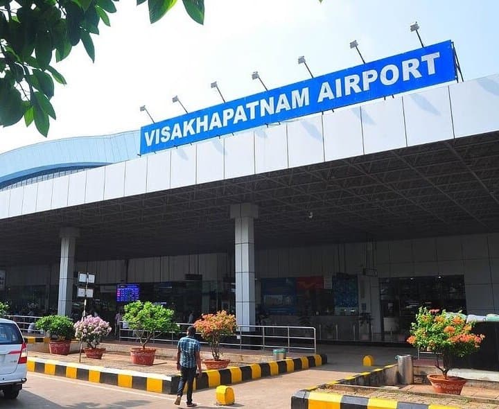 విశాఖ ఎయిర్‌పోర్ట్‌లో ఇక అత్యవసర సేవలే - Udayam